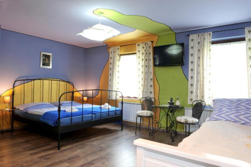 PrevaljeGostilna in Prenočišča Brančurnik的一间卧室配有一张天花板上喷绘恐龙的床。
