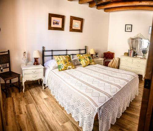 贝拉新镇CR "El Arrabal" en La Vera de Gredos的一间卧室配有床和2个床头柜
