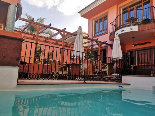 La Casona Canaria Boutique Home B & B内部或周边的泳池