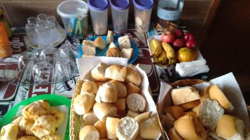 阿帕雷西达Pousada Guadalupe的一张桌子,上面放着不同类型的面包和水果