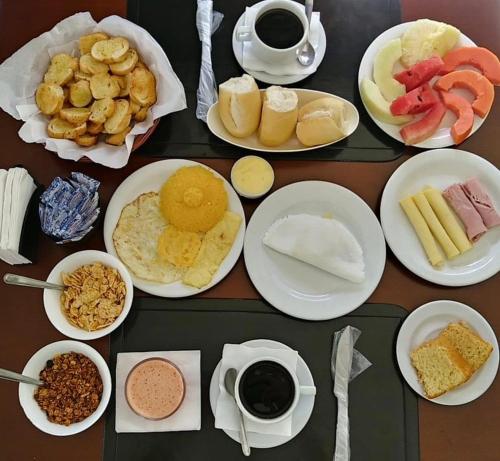 马塞约海岛大亨亚酒店 的桌子上放着盘子和咖啡