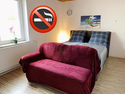 门兴格拉德巴赫Apartment Apfel的一间卧室,配有一张带椅子的床和禁烟标志