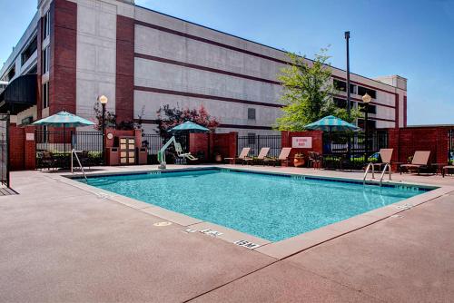 亚特兰大亚特兰大巴克海特凯悦酒店的大楼前的大型游泳池