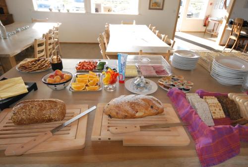 BrautarholtÁlftröð Guesthouse的一张桌子,上面放着不同种类的面包和其他食物