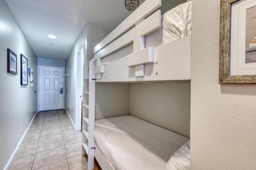 德斯坦Crystal Sands Condominiums的一间设有白色架子和走廊的房间