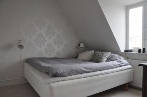 哥本哈根哥本哈根公寓469的卧室配有一张床铺,位于带墙壁的房间