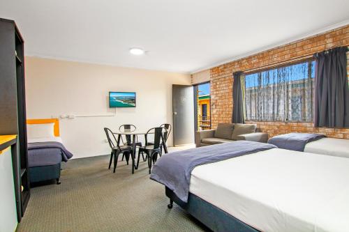 巴利纳河街汽车旅馆的酒店客房带一张床、一张桌子和椅子