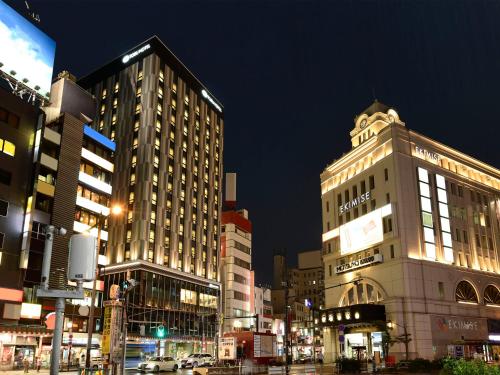 东京Asakusa Tobu Hotel的一条城市街道,晚上有高大的建筑