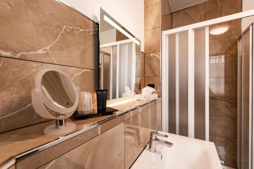 爱尔福特Haus Maximilian的一间带水槽和镜子的浴室