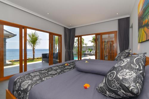 罗威那Villa Sean的一间卧室设有一张床,享有海景
