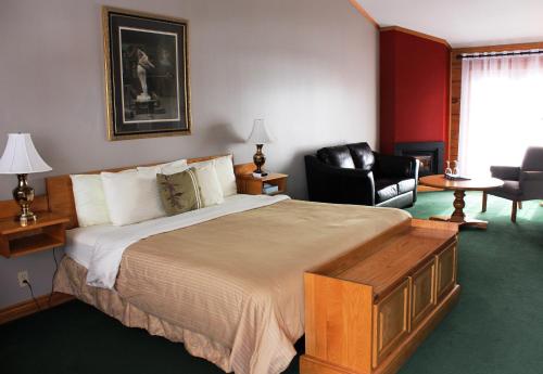 北湾日落酒店的酒店客房带一张大床和椅子