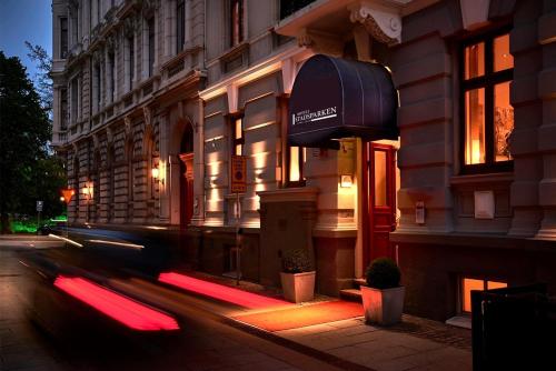 赫尔辛堡Hotell Stadsparken的街道边有红灯的建筑