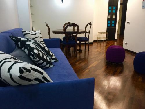 米兰SAY YES MILANO CITY LIFE的客厅配有蓝色的沙发和桌子