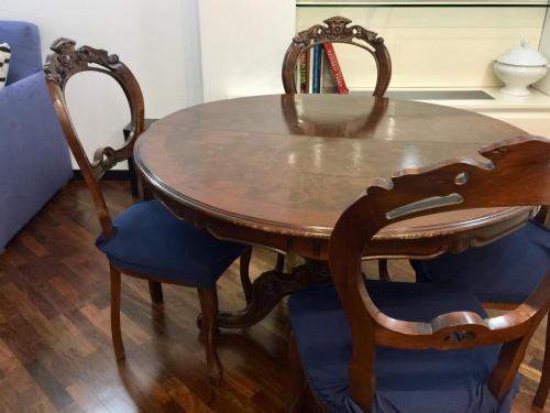 米兰SAY YES MILANO CITY LIFE的一张木桌、两张椅子、一张木桌和一张桌子及椅子。