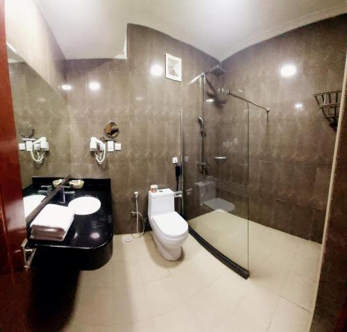 达累斯萨拉姆海景酒店的带淋浴、卫生间和盥洗盆的浴室