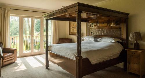 塞得利斯坎贝斯德尔斯姆高尔夫酒店的一间卧室配有一张带木制天篷的大床