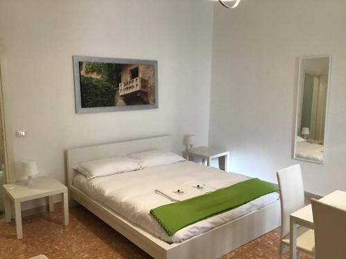 维罗纳A due passi da Giulietta-Casa Capuleti的一间卧室配有一张带绿毯的床