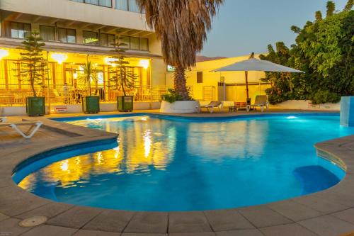 科皮亚波夏加尔酒店的酒店前的游泳池