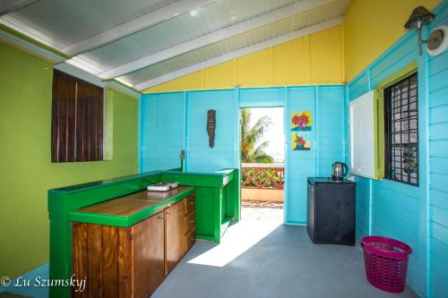 Calibishie凉廊景观旅馆的厨房拥有蓝色和绿色的墙壁
