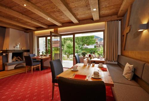 法尔先特加尼楚格峰酒店的一间带木桌和椅子的用餐室