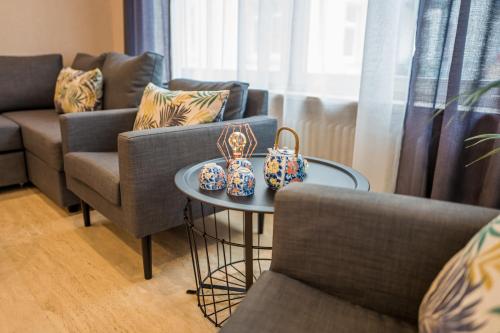 巴登-巴登Modernes Apartment in Zentrumsnähe mit eigenem Stellplatz的客厅配有两张沙发和一张桌子