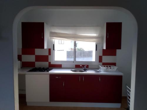 阿索马达Can Blum的厨房设有水槽和窗户。