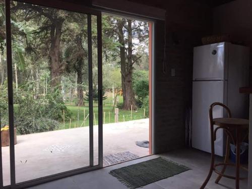 新帕尔米拉ROSALIMON的厨房配有冰箱和滑动玻璃门