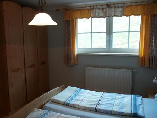 蒙德塞Dirnbergerhof的一间卧室设有一张床和一个窗口