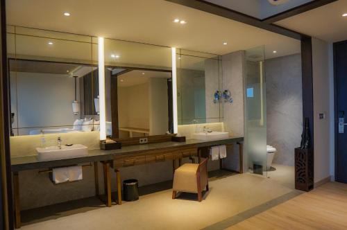 外南梦吉打邦英达酒店 的一间带两个盥洗盆和大镜子的浴室