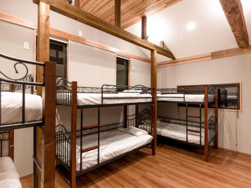 饭山市The Kura的房屋内带三张双层床的房间