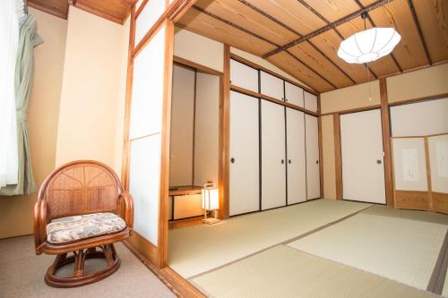 京都Kyo Obataya的一间空房间,配有椅子和灯