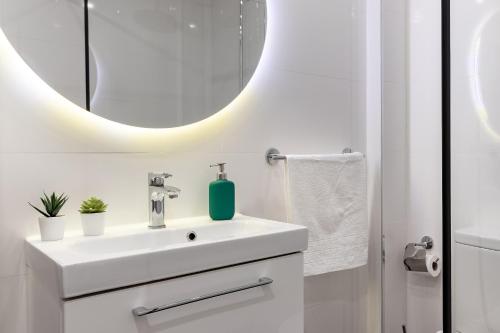 巴拉卡Precioso apartamento cerca de Bilbao Exhibition Center -BEC-, Bilbao y playas的白色的浴室设有水槽和镜子