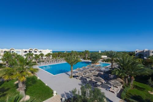 塔格梅斯伊贝罗斯塔梅爱丽德赫巴酒店的享有度假村的空中景致,设有游泳池和棕榈树