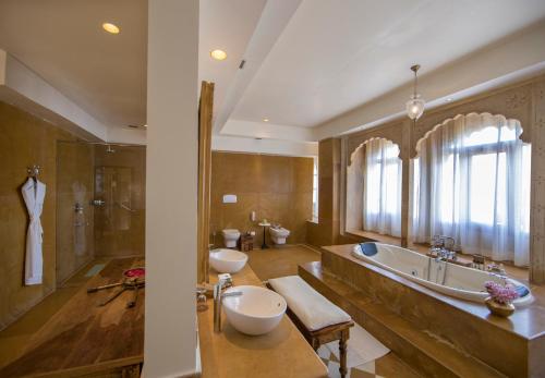 斋沙默尔苏尔亚加酒店的浴室配有2个盥洗盆、浴缸和淋浴。