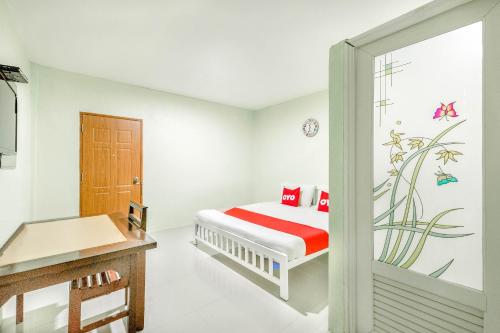 坤西育府OYO 722 I Oun Inn的一间卧室配有一张床、一张书桌和一个窗户。