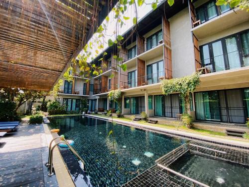 Lamphu House Chiang Mai - SHA Extra Plus Certified内部或周边的泳池