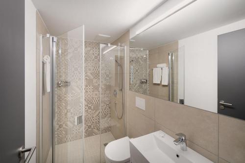 乌尔姆Brera Serviced Apartments Ulm的带淋浴、卫生间和盥洗盆的浴室