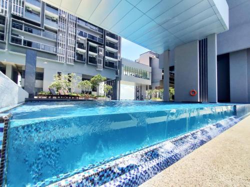 马六甲Imperio Homestay Private Bathtub-FreeParking & Wifi的大楼前的游泳池
