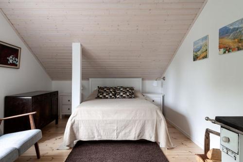 Björkbo, Old farm with modern conveniences客房内的一张或多张床位