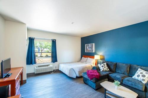 谢拉维斯塔Vistas 115 - Modern Luxury amenities sleeps 4的客厅配有沙发和1张床