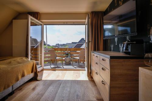 韦斯特兰兰道思新特汉旅馆的一间卧室设有一张床和一个美景阳台