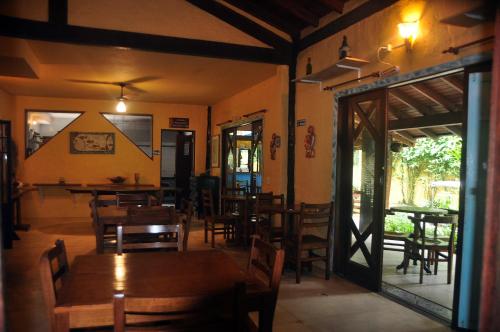朱奎Pousada Baobá的用餐室配有木桌和椅子
