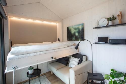 WagenhausenTiny House - Camping Wagenhausen的一间卧室配有双层床和沙发