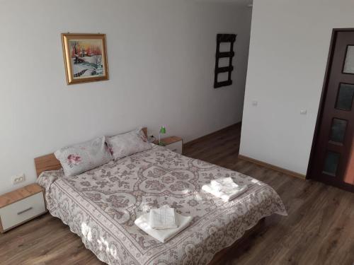 BoghişPensiunea agroturistica Casa Sirca的小卧室配有一张带毯子的床