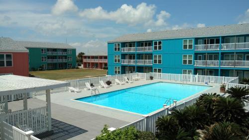 阿兰瑟斯港行政钥匙海滩公寓酒店的大楼前的游泳池