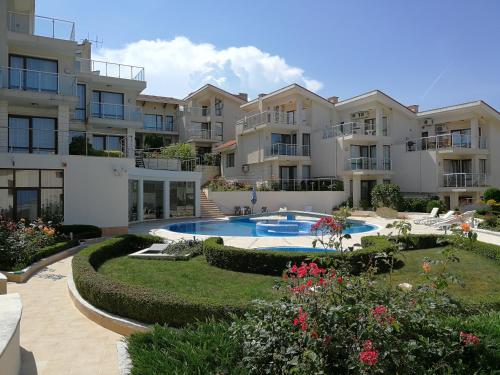 Wonderful family villa with sea view内部或周边的泳池