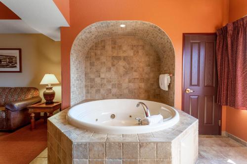 威斯康星戴尔Chula Vista Resort, Trademark Collection by Wyndham的一间大浴室,内设浴缸