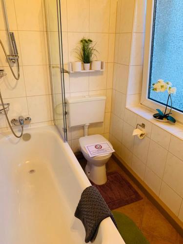 门兴格拉德巴赫Apartment Apfel的浴室配有白色浴缸和卫生间。