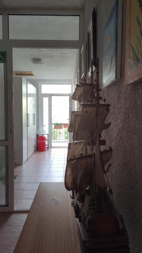 波达卡Guesthouse Podaca的客厅的墙上挂着海盗船