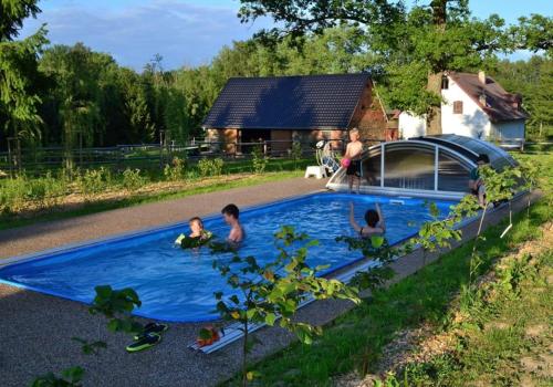 SmrčinaSmrcina Resort的一群人坐在游泳池里